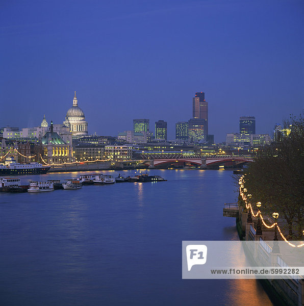 City skyline  including St. Paul's Cathedral  the NatWest Tower and Southwark Bridge  from across the Thames at dusk  London  England  United Kingdom  Europe