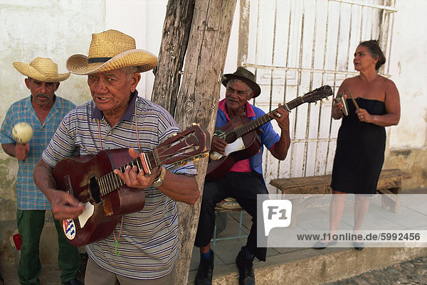 Gruppe von drei ältere Männer und eine Frau spielen Musik  Trinidad  Kuba  Westindische Inseln  Mittelamerika