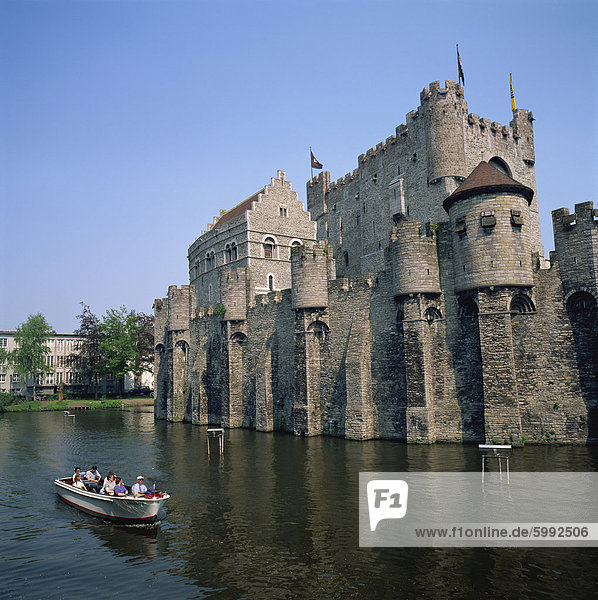 Kleine Touristenboot übergeben die Burg des Grafen von Flandern in Gent  Belgien  Europa