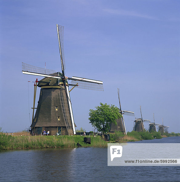 Windmühlen auf den Kanal bei Kinderdijk in der Nähe von Rotterdam  Niederlande  UNESCO Weltkulturerbe  Europa