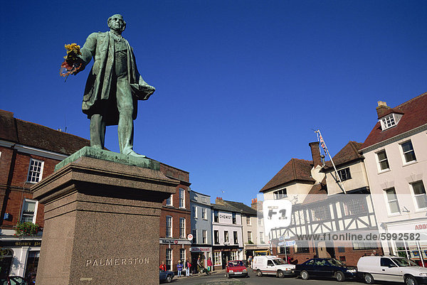Statue von Palmerston  mit Blumen  Romsey  Hampshire  England  Vereinigtes Königreich  Europa