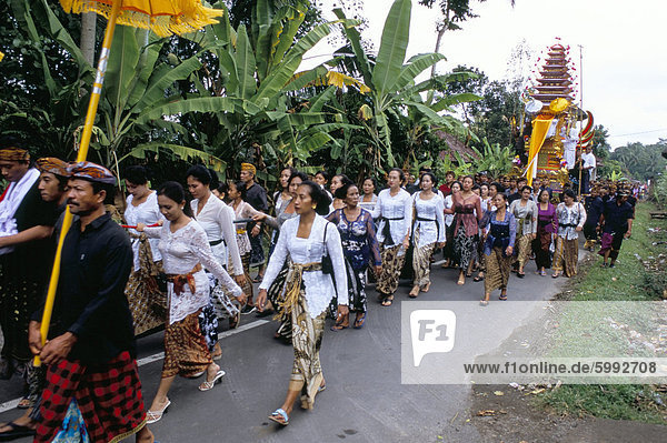 Prozession für Trauerfeier  Insel Bali  Indonesien  Südostasien  Asien