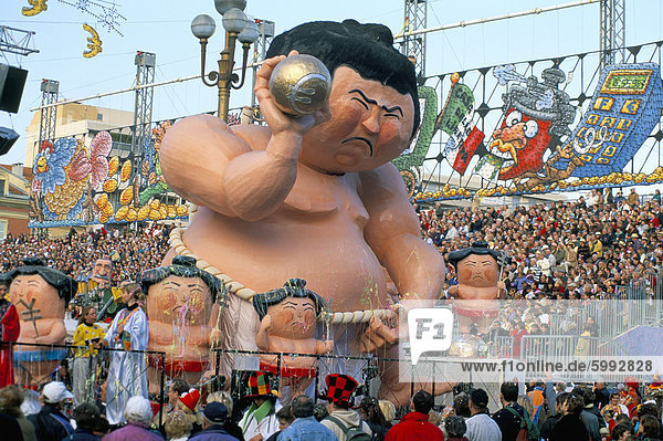 Mardi Gras Karneval-Parade in Place Massena  Nizza  Alpes-Maritimes  Provence  Cote d ' Azur  Frankreich  Europa