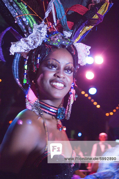 Einem Showgirl während eines Auftritts an der Tropicana Diskothek  Havanna  Kuba  Westindische Inseln  Mittelamerika