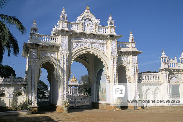 Palast Schloß Schlösser Eingang Asien Indien Karnataka Mysore