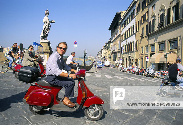 Roller Fahrer  Florenz  Toskana  Italien  Europa