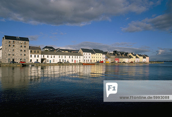 Langer Spaziergang Ansicht vom Claddagh-Kai  Galway Stadt  County Galway  Connacht  Eire (Irland)  Europa