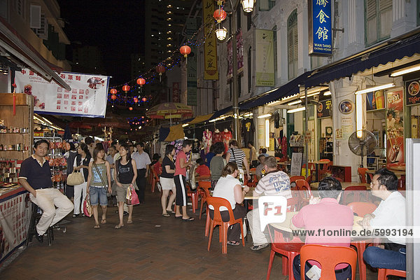 Pagode Straße Ladenhäuser Stände und Straßencafés Verkauf chinesische waren in der Nacht  eine beliebte Einkaufsmeile für einheimische und Touristen  Chinatown  Outram  Singapur  Südostasien  Asien