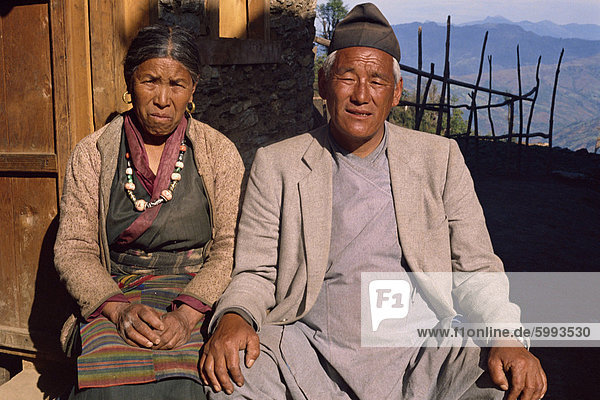 Porträt der ein älteres Ehepaar Sherpa in traditioneller Kleidung  sitzen im Freien  betrachten die Blitzer Solu Khumbu  Nepal  Asien