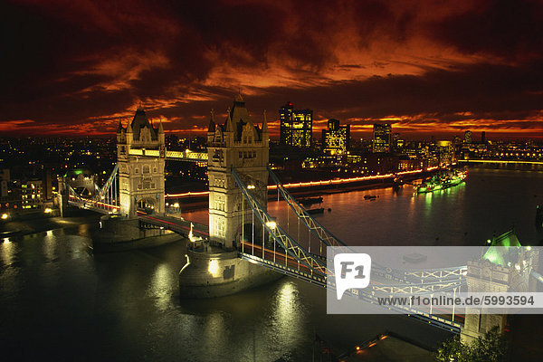 Luftaufnahme über Tower Bridge  London  England  Vereinigtes Königreich  Europa