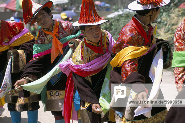 Tibeter gekleidet für religiöse Schamanen Zeremonie  Tongren  Qinghai Provinz  China  Asien
