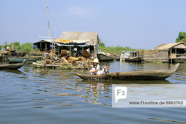 Schwimmendes Dorf von Prek Toal neben nordwestlich des Tonle Sap Lake  Kambodscha  Indochina  Südostasien  Asien