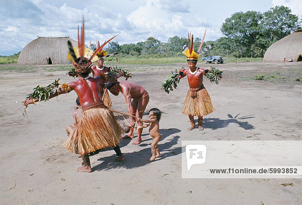 Kamayura Indianer tanzen die Fische tanzen  Xingu  Brasilien  Südamerika
