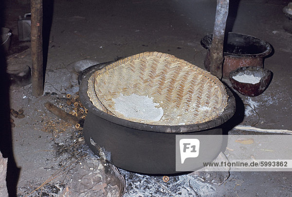 Manihot kochen über Feuer  Xingu-Gebiet  Brasilien  Südamerika