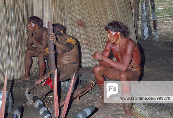 Kamayura Indianer spielen Flöten im Inneren der Hütte  Xingu-Gebiet  Brasilien  Südamerika