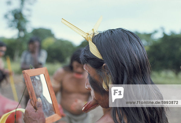 Suya Indian bewundern Lip Datenträger im Spiegel  Brasilien  Südamerika (1971)