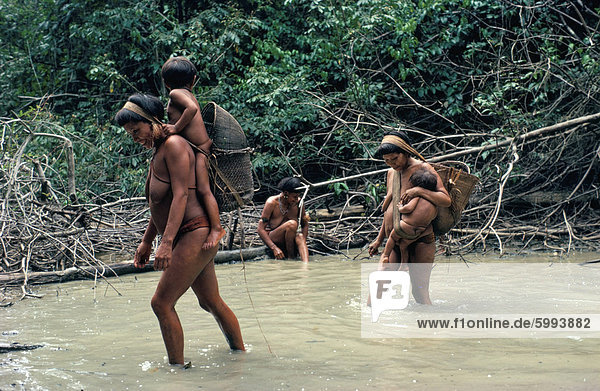 Yanomami Indianer Angeln  Brasilien  Südamerika