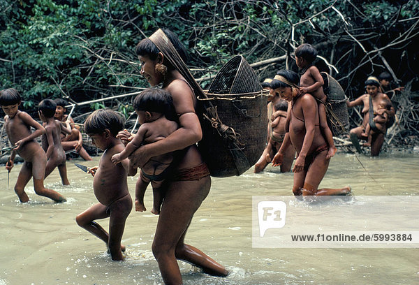 Yanomami Indianer gehen Angeln  Brasilien  Südamerika