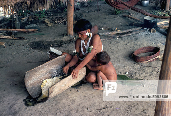 Yanomami Frau vorbereiten Maniok  Brasilien  Südamerika