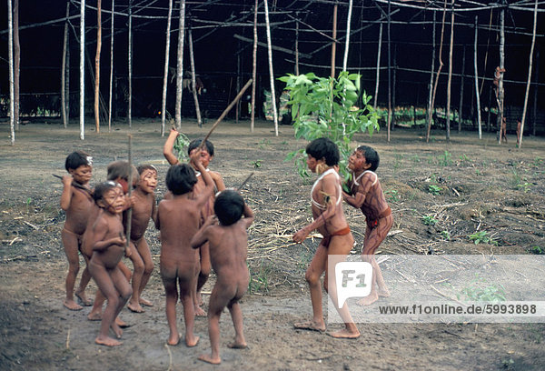 Yanomami Kinder spielen innerhalb der Yano  Toototobi  Roraima  Brasilien  Südamerika
