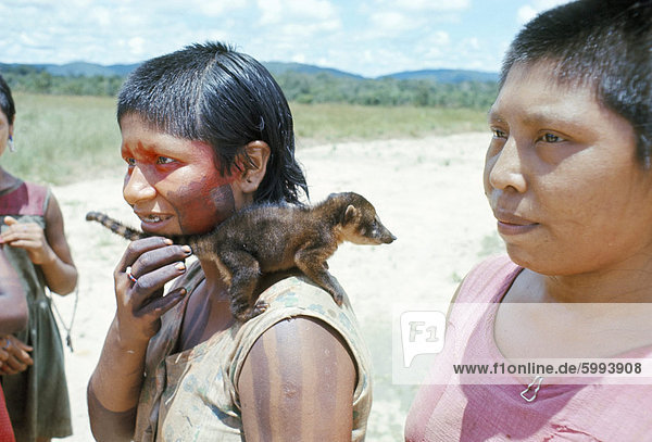 Gorotire Inderin mit Haustier Nasenbären  Xingu  Brasilien  Südamerika