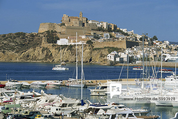 Ibiza-Stadt Skyline und Marina  Ibiza  Balearen  Spanien  Mittelmeer  Europa