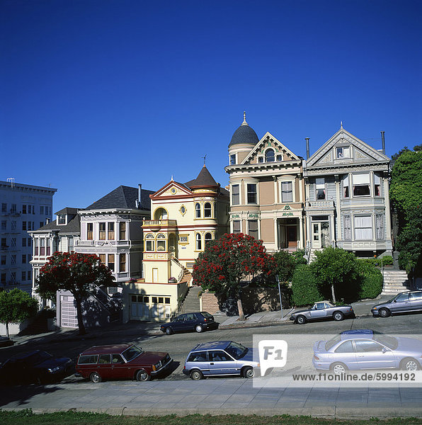 Die berühmten viktorianischen Häusern  bekannt als die Painted Ladies der Steiner Street  Alamo Square  San Francisco  California  Vereinigte Staaten von Amerika  Nordamerika