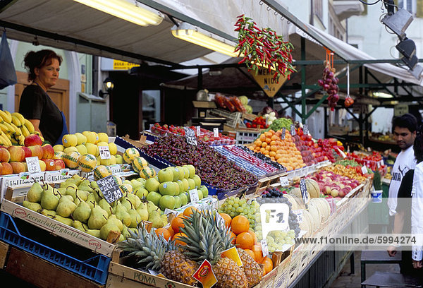 Obst Stand  Markt  über Goethe  Plaza Delle Erbe  Bozen  Dolomiten  Südtirol  Italien  Europa