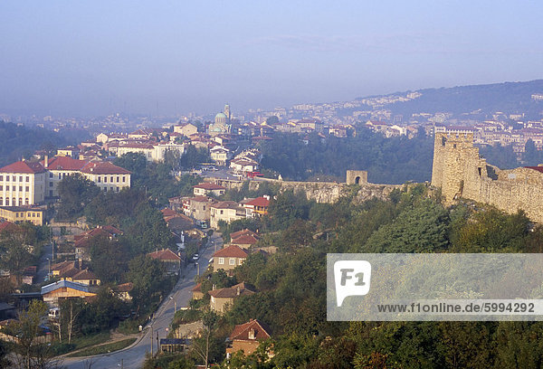 Stadt Veliko Tarnovo und Mauern Tsarevets Festung Zarewetz Hill  Veliko Tarnovo  Bulgarien  Europa