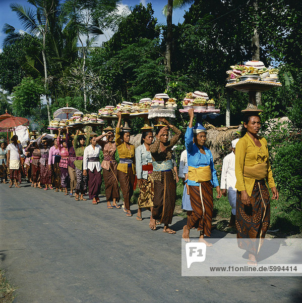 Frau tragen Religion Südostasien Opfergaben Asien Indonesien Prozession