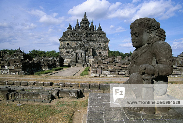 Dwarapala (Tempelwächter) stehen in der Siedlung Plaosan Lor  Plaosan Tempel  in der Nähe von Prambanan  Insel von Java  Indonesien  Südostasien  Asien