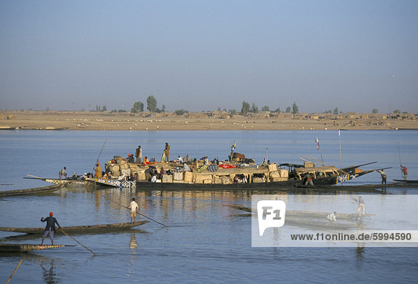 Boote auf der Bani Fluss  Mopti  Mali  Afrika