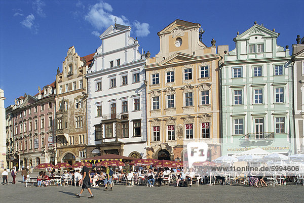 Cafés und Satteldach Gebäude auf dem Altstädter Ring in Prag  Tschechische Republik  Europa