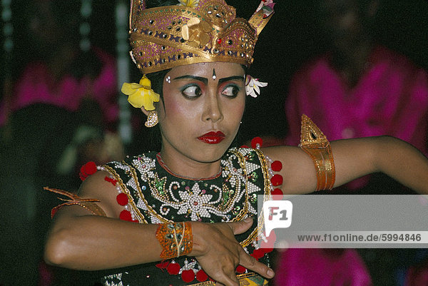 Tänzerin in der Gong Angklung Kocok  Ubud Region  Insel Bali  Indonesien  Südostasien  Asien