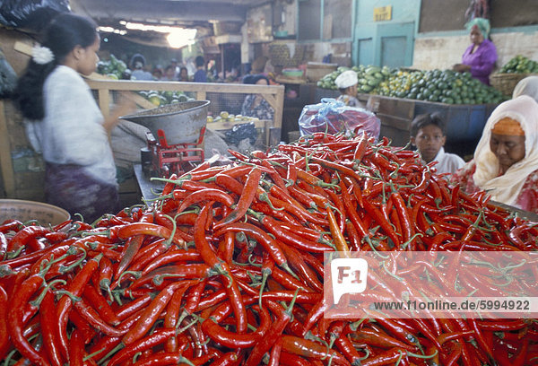 Haufen von Chilischoten zu verkaufen  Panean Markt  chinesische Viertel  Surabaya  Insel von Java  Indonesien  Südostasien  Asien