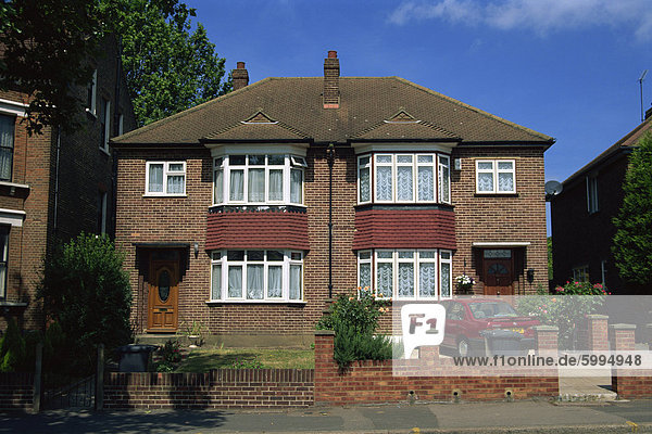 Ein paar Doppelhäuser aus der Zwischenkriegszeit in Herne Hill  London SE24  England  Vereinigtes Königreich  Europa