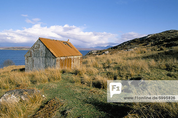 Hütte mit rostigen Wellpappe Dach  Loch Ewe  Wester Ross  Hochlandregion  Schottland  Vereinigtes Königreich  Europa