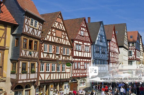 Fachwerkhäusern in der Fußgänger Zone der Ochsenfurt  Franken  Bayern  Deutschland  Europa
