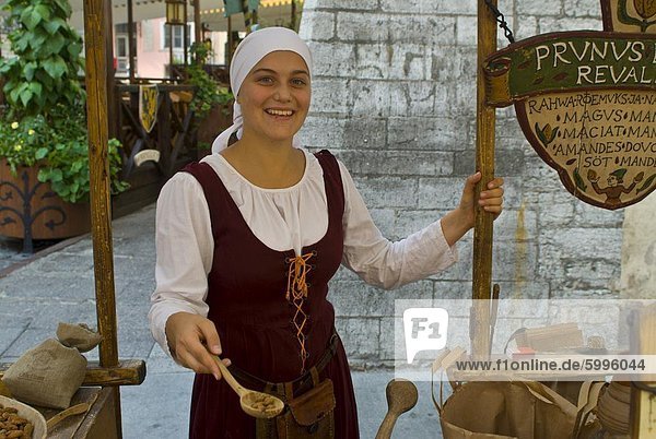 Traditionell gekleidete Mädchen verkaufen Zeug aus dem Mittelalter  Tallinn  Estland  Baltikum  Europa