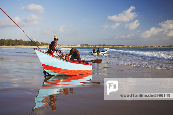 Fishermen launching fishing boats on Tofo beach  Tofo  Inhambane  Mozambique  Africa