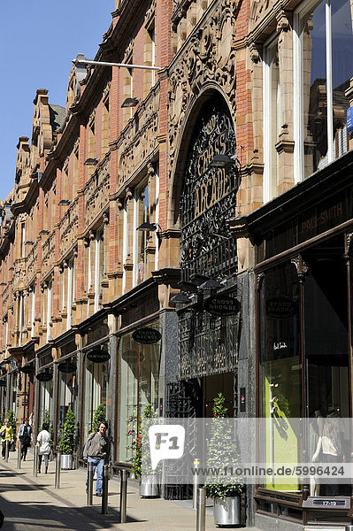 Queen Victoria Street und die Fassade des Cross Arcade  Leeds  West Yorkshire  England  Vereinigtes Königreich  Europa