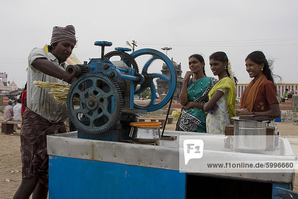 Mann verkaufen Zuckerrohr Saft  Kanyakumari  Tamil Nadu  Indien  Asien