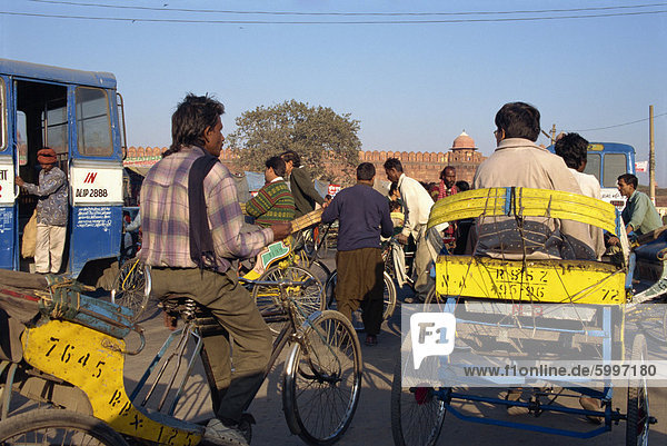 Rikschas in Verkehr Delhi Indien Asien