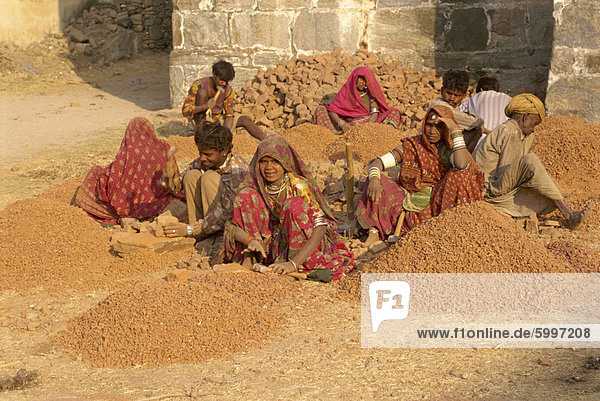 Arbeiter oben brechen Ziegelsteine für Kieswege  im Fort Kumbhalgarh  Rajasthan  Indien  Asien