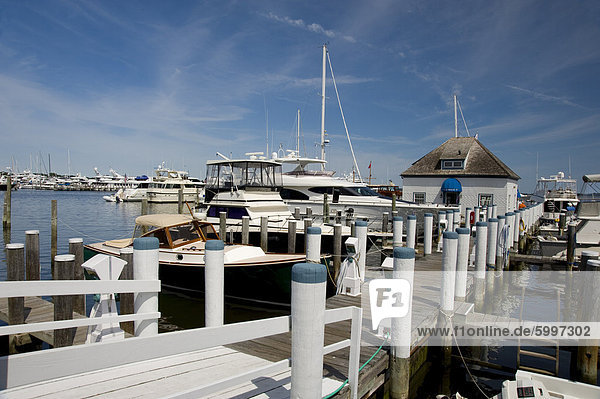 Boote rund um den Yachtclub in Sag Harbor Long Island New York State Vereinigten Staaten von Amerika Nordamerika