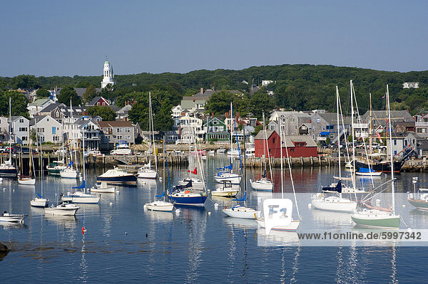 Eine Ansicht von Rockport Harbour und das rote Gebäude bekannt als Motiv Nummer eins Rockport Massachusetts Neuengland Vereinigte Staaten von Amerika Nordamerika