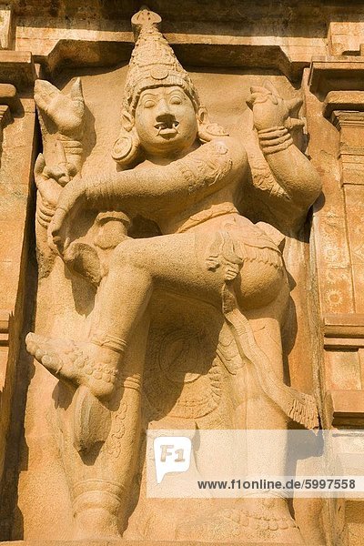 Statue von einem Tempelwächter auf der Gopuram des Brihadisvara-Tempels (Big-Tempel) in Thanjavur (Tanjore)  Tamil Nadu  Indien  Asien