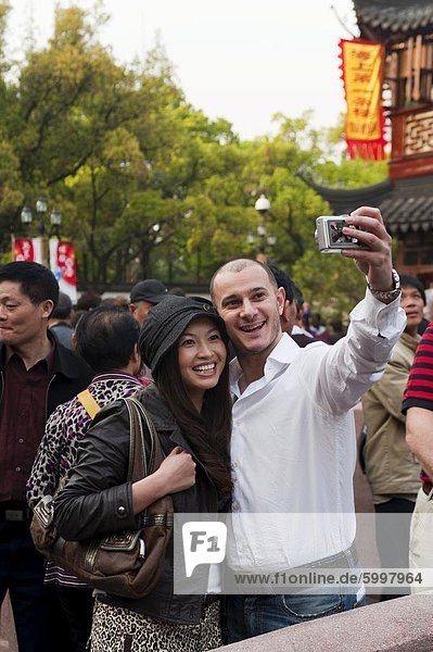 Touristen  die ihre eigenen Fotografieren bei Yu Yuan Garten  Huangpu District  Shanghai  China  Asien