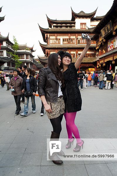 Tourists taking their own photograph at Yu Yuan Garden  Huangpu District  Shanghai  China  Asia