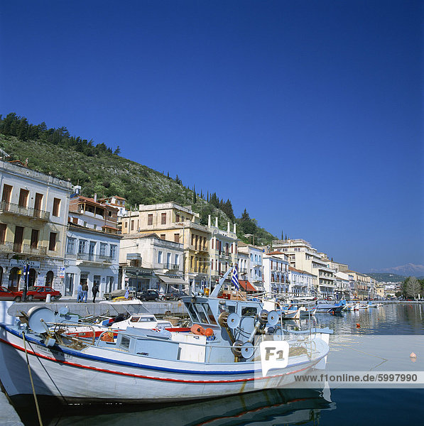 Boote und Gebäude am Wasser im Meer Markt und Hafen Stadt Neapolis  Peloponnes  Griechenland  Europa